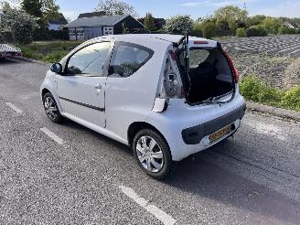 Peugeot 107 1.0-12V picture 4