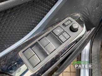 Toyota C-HR C-HR (X1,X5), SUV, 2016 2.0 16V Hybrid picture 13