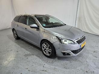 damaged passenger cars Peugeot 308 1.2 PureTech Blue Lease Premium 2015/4