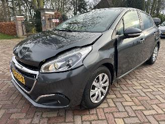 damaged passenger cars Peugeot 208 1.2 PureT. Blue Lion 2017/6