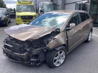 Vrakbiler auto Hyundai I-30 i30 Wagon (GDHF5), Combi, 2012 1.6 GDI Blue 16V 2015/10