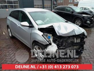 Vrakbiler auto Hyundai I-30 i30 Wagon (GDHF5), Combi, 2012 1.6 CRDi Blue Drive 16V VGT 2013/12