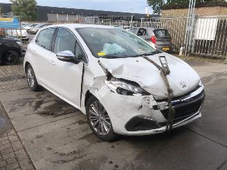 krockskadad bil auto Peugeot 208 208 I (CA/CC/CK/CL) Hatchback 2012 / 2019 - 1.2 12V e-THP PureTech 110 Hatchback  Benzine 1.199cc 81kW (110pk) FWD 2013-01/2019-12 (CAHNZ; CCHNZ) EB2DT; HNZ 2016/8