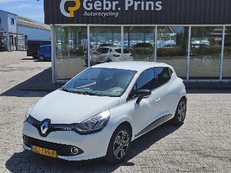 damaged passenger cars Renault Clio 0.9 Energy TCE 90 12V Hatchback 4Dr Benzine 898cc 66kW (90pk) FWD 2015/5