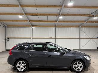 Vrakbiler auto Volvo V-60 2.4D5 151kW Automaat Summum 2011/2