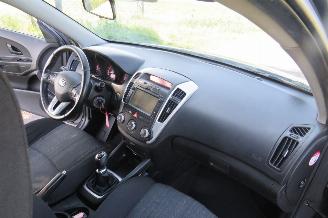 Kia Cee d 1.4 Cvvt 90pk Seven Airco Navigatie Clima Camera   2011 picture 10