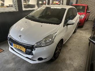 skadebil auto Peugeot 208 1.2 VTI  Active 2013/4