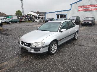 skadebil auto Opel Omega 2.5 Zilver 147 voor Onderdelen 1998/3