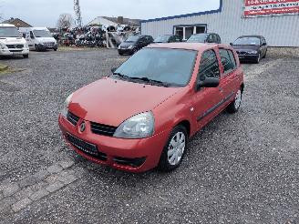 krockskadad bil auto Renault Clio 1.2 16V Rood TEB76 Onderdelen D4F722 Motor 2006/10