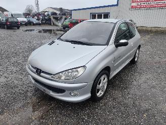 Coche siniestrado Peugeot 206 1.6 16V Zilver EZRC Onderdelen NFU Motor 2003/6