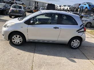 skadebil auto Toyota Yaris 1.0i AIRCO 2010/3