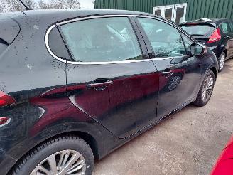 Peugeot 208  picture 14