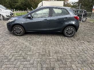Mazda 2  picture 2
