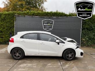 Vrakbiler auto Kia Rio Rio III (UB), Hatchback, 2011 / 2017 1.2 CVVT 16V 2013/10