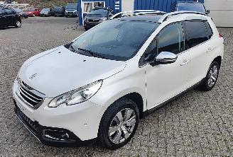 damaged passenger cars Peugeot 2008 Peugeot 2008 Allure 1,6 panodak navigatie 2014/5