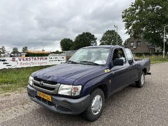 krockskadad bil bedrijf Toyota Hilux 2.5 D4-D 90 EXTRA open laadbak / pick-up 113.641 km N.A.P. 2005/6