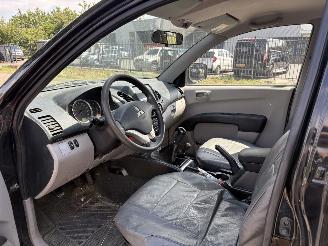 Mitsubishi L-200 4x4 2.5 DI-D Club Cab Invite 4X4 MOTORSCHADE !!!! picture 5