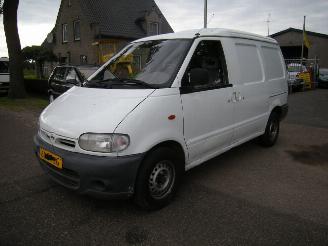 krockskadad bil bedrijf Nissan Vanette CARGO 2.3 D GESLOTEN BESTEL MET AIRCO + L + R SCHUIFDEUR 2002/9