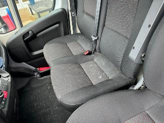 Peugeot Boxer 330 2.2 BlueHDi 140 L2H2 Premium picture 13