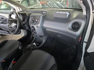 Peugeot 108 108, Hatchback, 2014 1.0 12V VVT-i picture 16