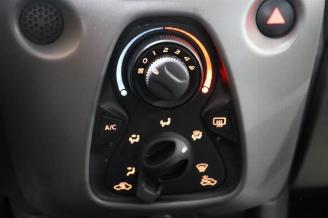 Peugeot 108 108, Hatchback, 2014 1.0 12V VVT-i picture 16