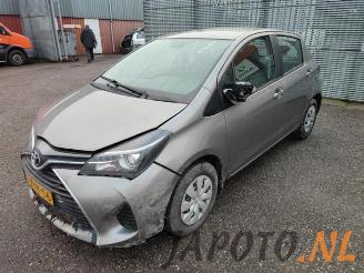 Vrakbiler auto Toyota Yaris Yaris III (P13), Hatchback, 2010 / 2020 1.0 12V VVT-i 2015/3
