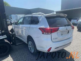 Mitsubishi Outlander Outlander (GF/GG), SUV, 2012 2.4 16V PHEV 4x4 picture 3