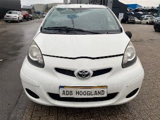 Coche siniestrado Toyota Aygo (B10) Hatchback 1.0 12V VVT-i (1KR-FE) [50kW] 2011/1