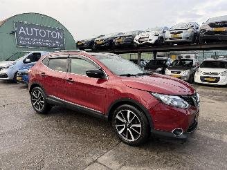 Damaged car Nissan Qashqai 1.2 85KW Pano Clima Navi Premier Edition Led 360view 2014/8