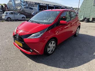 damaged passenger cars Toyota Aygo 1.0 VVT-I X-Play Airco Navi Led Camera 5-Drs 2015/9