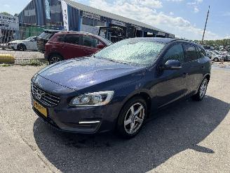 Damaged car Volvo V-60 1.6 D2 Autom. 84KW Clima Navi Leer Led R-Design 2014/10
