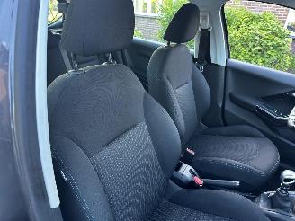 Peugeot 208 1.2 THP 110 signature picture 15