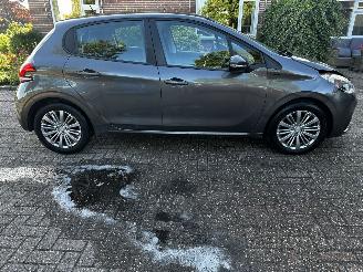 Peugeot 208 1.2 THP 110 signature picture 9