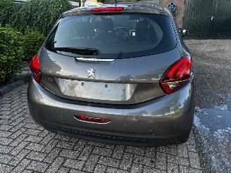 Peugeot 208 1.2 THP 110 signature picture 11