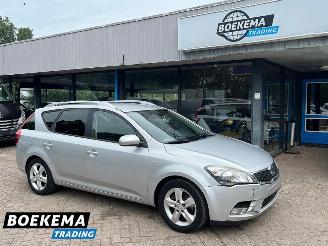 Damaged car Kia Cee d cee'd 1.4 CVVT Seven Navigatie Airco Cruise Trekhaak 2010/1