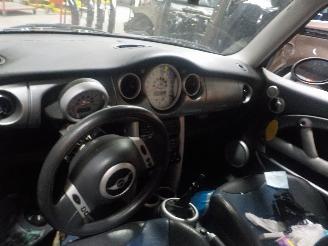 Mini Mini Mini Cooper S (R53) Hatchback 1.6 16V (W11-B16A) [120kW]  (03-2002/09-=
2006) picture 5