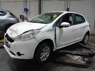 Coche siniestrado Peugeot 208 208 I (CA/CC/CK/CL) Hatchback 1.2 Vti 12V PureTech 82 (EB2F(HMZ)) [60k=
W]  (03-2012/12-2019) 2014
