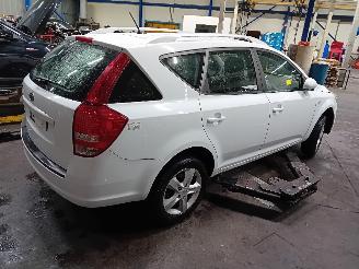 Kia Cee d Cee'd Sporty Wagon (EDF) Combi 1.4 16V (G4FA) [66kW]  (07-2009/12-2012=
) picture 3