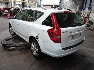 Kia Cee d Cee'd Sporty Wagon (EDF) Combi 1.4 16V (G4FA) [66kW]  (07-2009/12-2012=
) picture 4