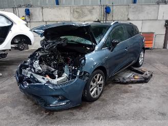 Salvage car Renault Clio Clio IV Estate/Grandtour (7R) Combi 5-drs 0.9 Energy TCE 90 12V (H4B-4=
08(H4B-B4)) [66kW]  (01-2013/08-2021) 2018/8