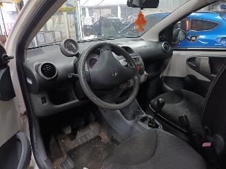 Peugeot 107 107 Hatchback 1.0 12V (384F(1KR)) [50kW]  (06-2005/05-2014) picture 5