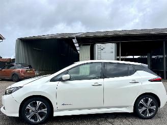 damaged passenger cars Nissan Leaf 40kWh 150pk aut n-connecta - 15dkm nap - 1e eig - keyless - 360 cam - navi - stuurverw - stoelverw v+a 2019/4