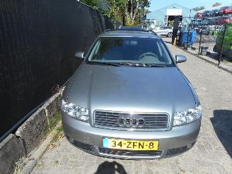 krockskadad bil auto Audi A4 Avant 2.0 Benzine 2002/3