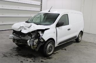 krockskadad bil auto Renault Express  2021/11