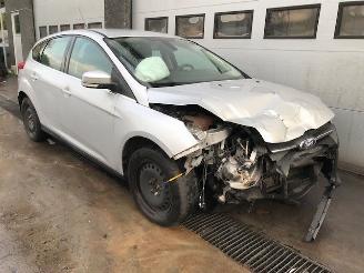 Salvage car Ford Focus III Wagon Combi 2010 / 2018 1.0 Ti-VCT EcoBoost 12V 100 Combi/o  Benzine 998cc 74kW 2012/9