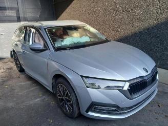 Vrakbiler auto Skoda Octavia Octavia Combi (NXAC), Combi 5-drs, 2019 1.0 TSI e-TEC 12V 2024/12