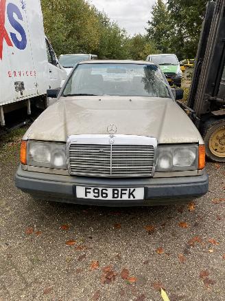 Vrakbiler auto Mercedes 200-serie 230 E 1987/1