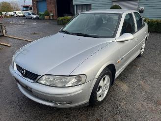 krockskadad bil auto Opel Vectra B 1999/6