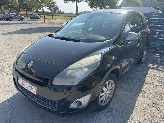 damaged passenger cars Renault Scenic  2011/4