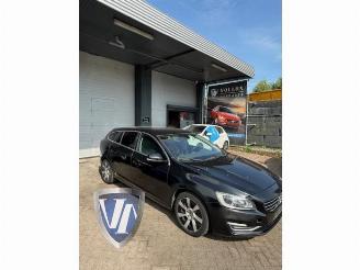 Vrakbiler auto Volvo V-60 V60 I (FW/GW), Combi, 2010 / 2018 2.4 D6 20V Plug-in Hybrid AWD 2014/10